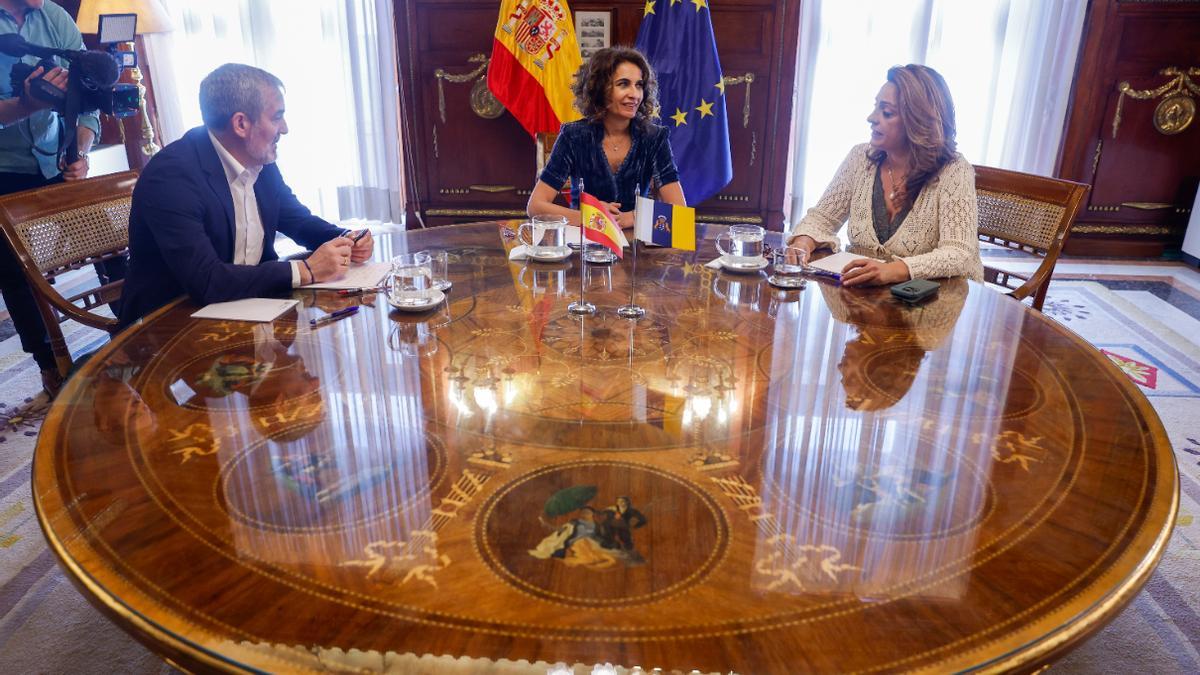 Imagen de una reunión de Fernando Clavijo y Cristina Valido con la vicepresidenta, María Jesús Montero (centro).