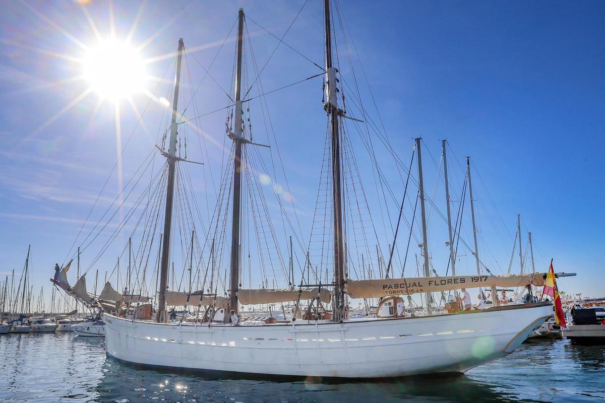 El velero histórico Pascual Flores ya está en la bahía de Torrevieja