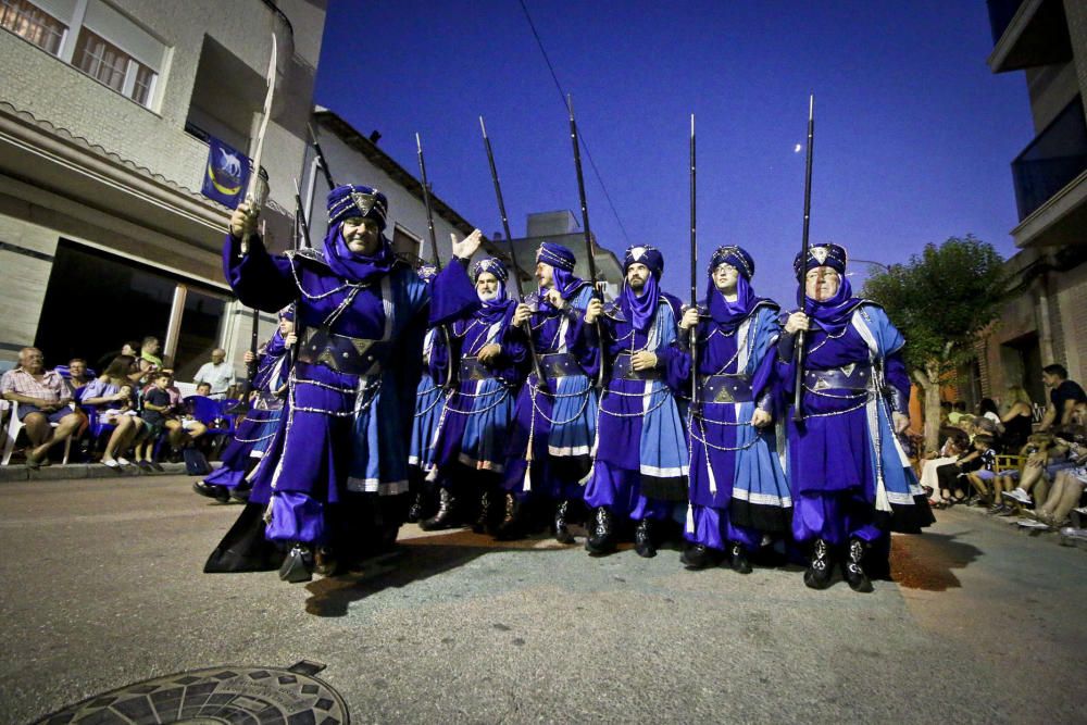 Diferentes imágenes del desfile de la Entrada Mora de Almoradí.