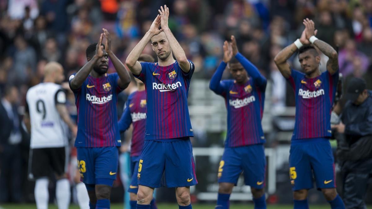 Los jugadores del Barça celebran con el público el triunfo ante el Valencia.