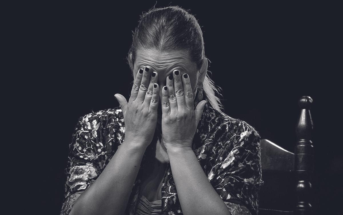 Retrato de Niña Pastori, en un gesto cargado de emoción, durante una actuación.