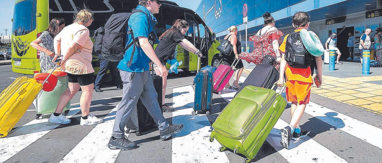 Turistas en el Aeropuerto de Gran Canaria.