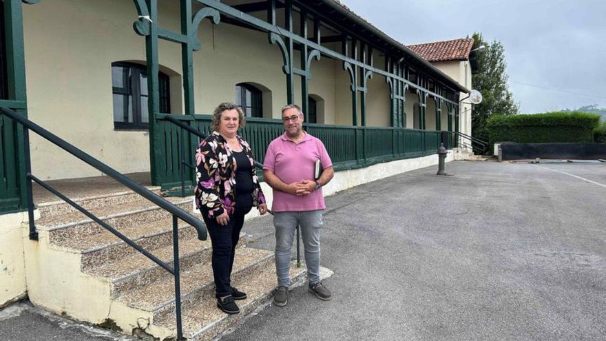 Pilar Santianes y Pergentino Martínez, en el centro de Pañeda. | EP