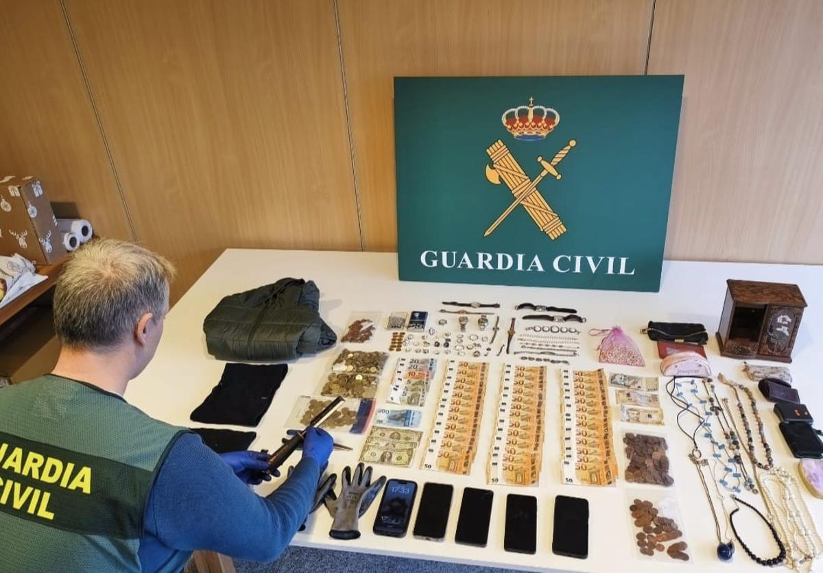 Parte del botín recuperado por la Guardia Civil
