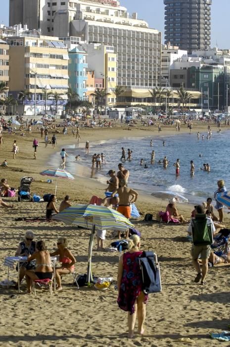 METEOROLOGIA. TIEMPO CALUROSO EN LA PLAYA DE LAS ...