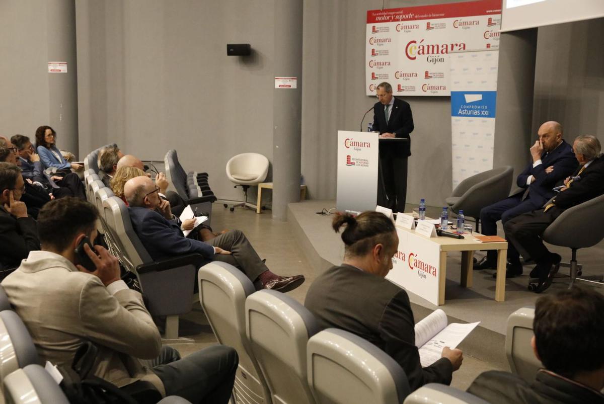 Jornada en la Feria de Muestras de Gijón, con Pedro López, Juan Cofiño y Eduardo Sánchez en el escenario . | Ángel González