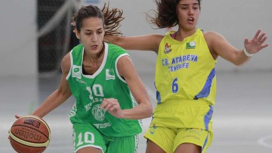 Silvia Urdiales conduce el balón en el partido ante el Adareva de la primera jornada.