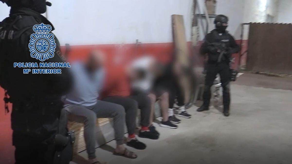 La Policía Nacional detiene a 30 personas y desarticula en Almoradí un laboratorio con capacidad para producir 600 kilos de cocaína al mes