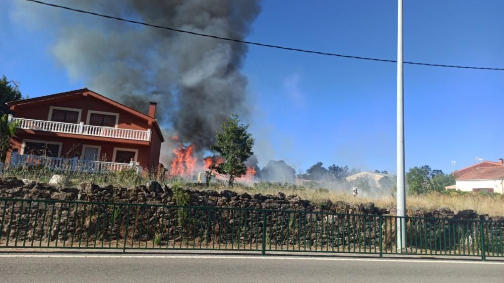 Incendio de un coche y una finca urbana en Mombuey