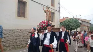 En imágenes: Hoguera, ramos y procesión para los santucos de Porrúa