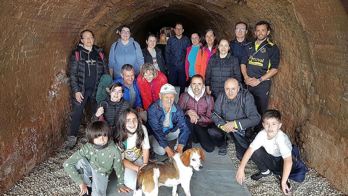 Los caminantes disfrutan de uno de los túneles.  | // FDV 