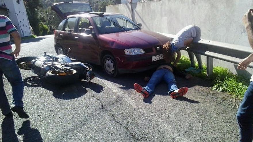 De cabeza bajo un coche en Los Olivos