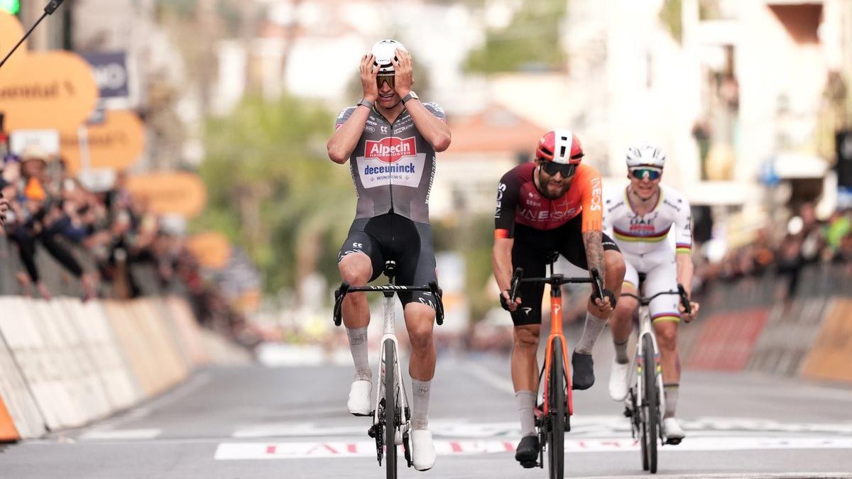 Van der Poel se impone a Ganna y Pogacar en la meta de San Remo.