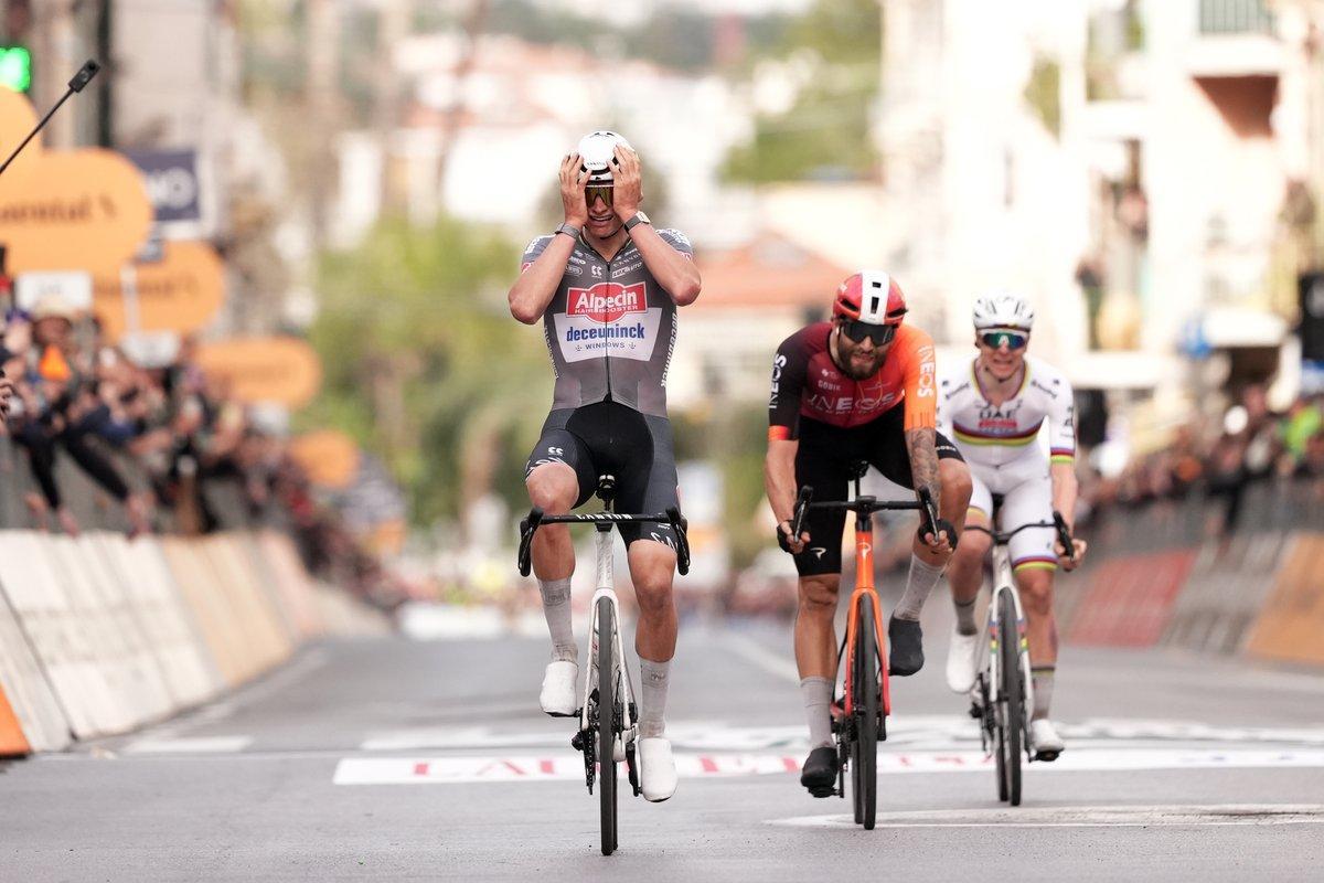 Van der Poel se impone a Ganna y Pogacar en la meta de San Remo.