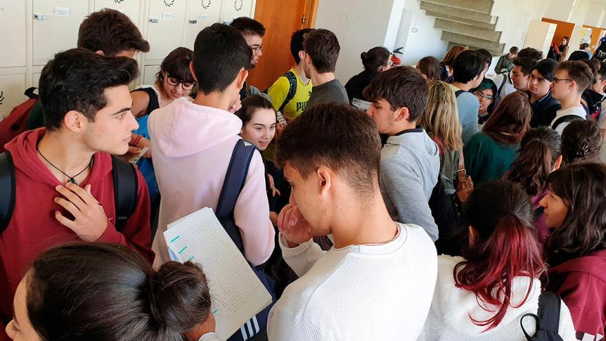 Estudiantes gallegos antes de un examen de selectividad // R. Grobas