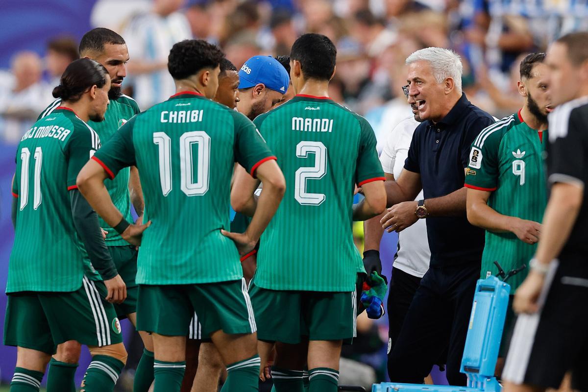 El seleccionador de Argelia, Vladimir Petkovic (d), da instrucciones el pasado 16 de junio en un partido del Mundial de Estados Unidos, México y Canadá. EFE/ Juan Ignacio Roncoroni