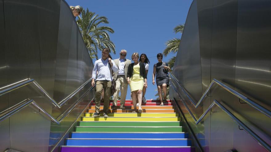 Las estaciones del TRAM decoraron sus escaleras con los colores del Orgullo