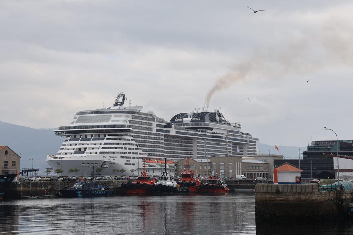 El «MSC Virtuosa», esta mañana en Vigo.