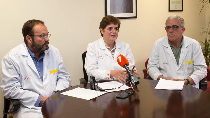 La gerente del Área IV de Salud, Mercedes Barba, junto a responsables del Hospital Comarcal.