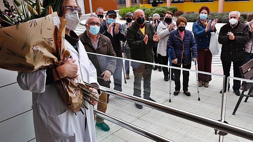 Los pacientes aplauden a la doctora Arias durante el homenaje. | L. Murias