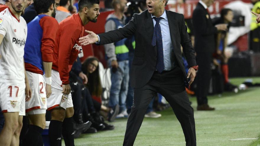 Joaquín Caparrós, junto a varios de sus jugadores el pasado viernes. / M. Gómez