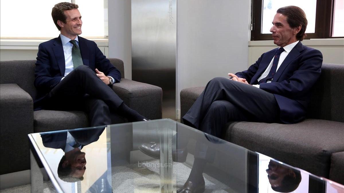 Pablo Casado durante la reunion que mantuvo hoy en la sede de Genova con el expresidente del Gobierno Jose Maria Aznar.