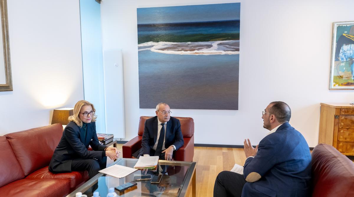 Madrid, 30 de enero.- Los embajadores de Francia y Alemania, Jean-Michel Casa y Maria M. Gosse, durante un momento de la entrevista con EL PERIÓDICO DE ESPAÑA