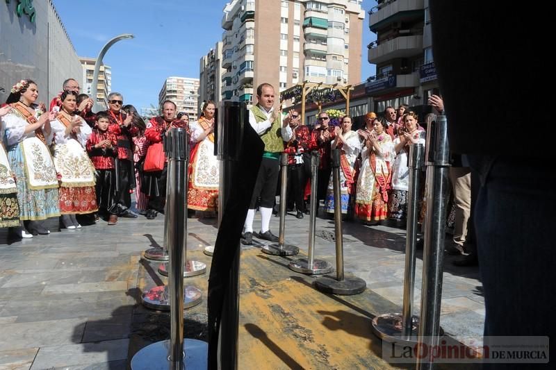 Concentración en la Avenida de la Libertad por la quema de la escultura floral