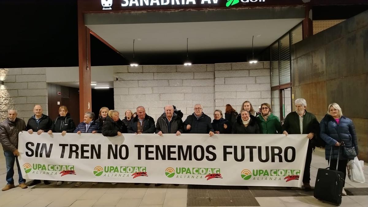 Vecinos reclaman la restitución de las paradas en la estación de Sanabria AV.