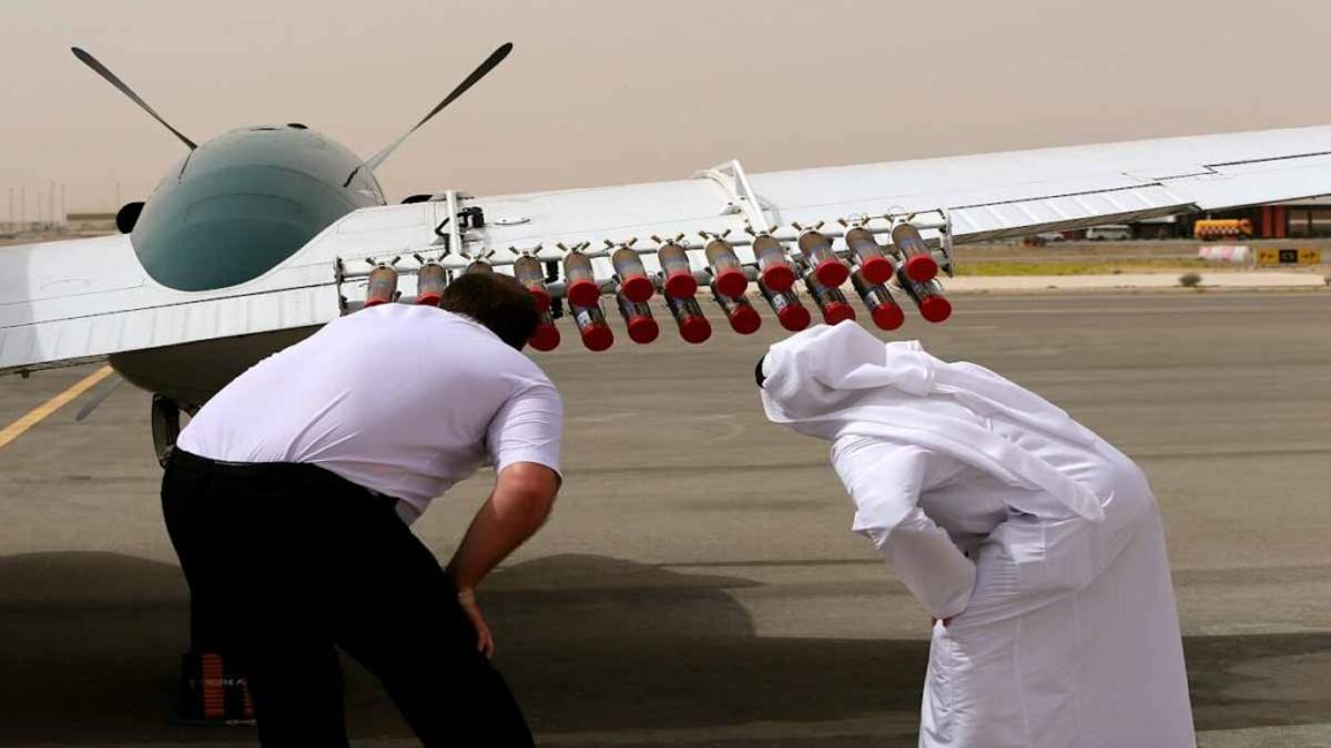 Un avión en Arabia Saudí, equipado para la siembra de nubes