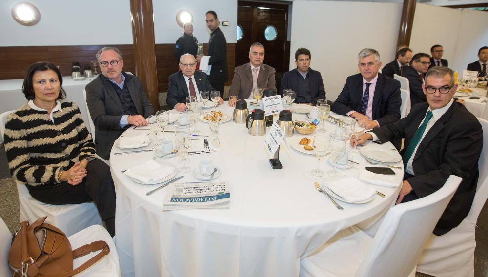 La consejera de Vectalia María Jesús Arias; el presidente del Círculo de Economía de Alicante, Javier Fur; el presidente y fundador de J’Hayber, Rafael Bernabeu; el director general de Edijar, Antonio Alonso Miravete; el director de la Cámara de Comercio de Alicante, Carlos Mazón; el jefe de gabinete de la Cámara de Comercio, Santiago Lumbreras; y el subdirector de INFORMACIÓN Jorge Fauró.