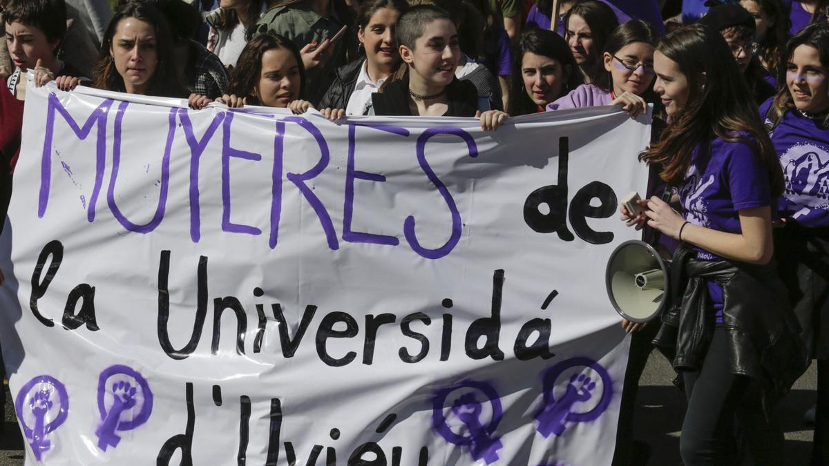 Un grupo de universitarias manifestándose por las calles de Oviedo durante una celebración del Día Internacional de la Mujer
