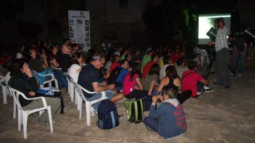 Los asistentes al taller concentrados en las teorías sobre astronomía.