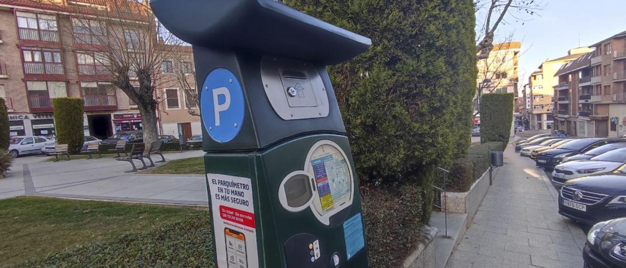 Un parquímetro de la ORA, que será sustituido por uno nuevo tras esta concesión, en la plaza de Santa Cruz.