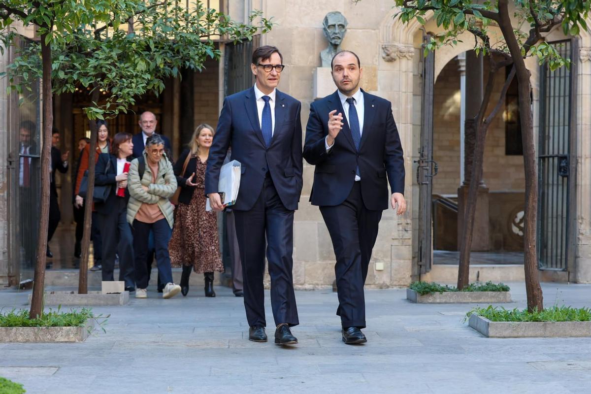 El president de la Generalitat, Salvador Illa, amb el conseller de la Presidència, Albert Dalmau, abans de la reunió del Govern.