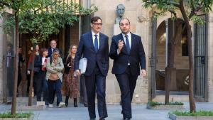 El president de la Generalitat, Salvador Illa, con el conseller de la Presidència, Albert Dalmau, antes de la reunión del Govern de este martes
