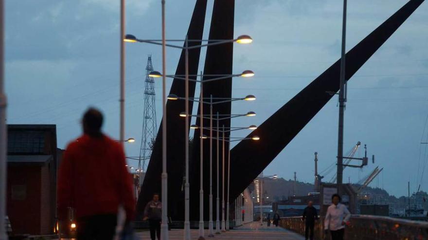 Luminarias en el paseo de la ría, con la estatua &quot;Avilés&quot; al fondo.