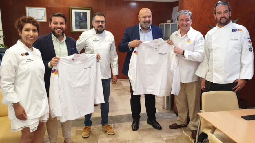 Martínez se pone la chaqueta de chef