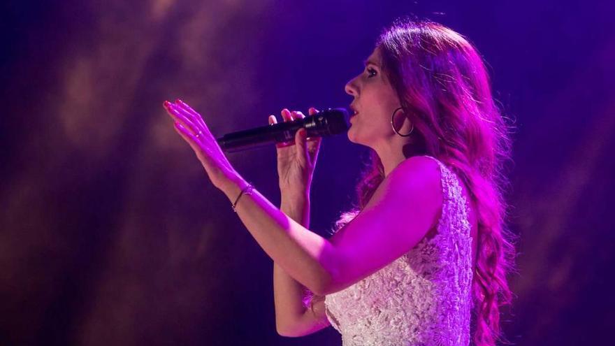 Diana Navarro, durante su actuación en la plaza de la Catedral en las pasadas fiestas de San Mateo.