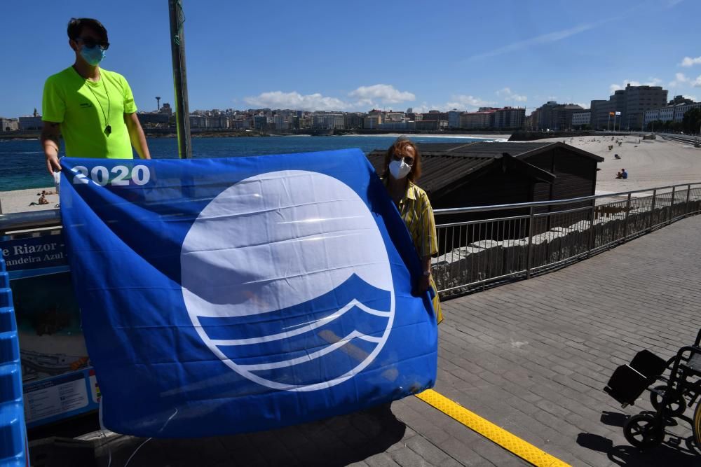 Izado de la Bandera Azul en la playa de Riazor