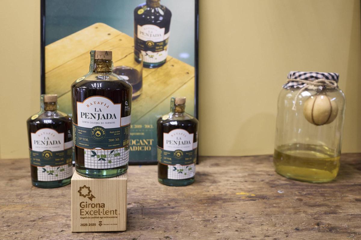 La Penjada, la ratafia de La Sobirana, reconeguda amb el segell Girona Excel·lent, i a la dreta, una mostra de com s'elabora la base del seu licor, El Penjat.