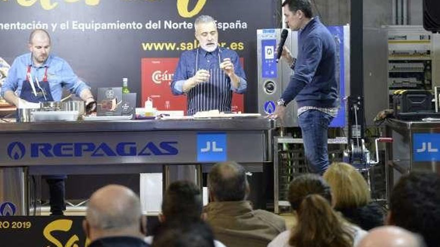 Sergi Arola, en el centro, ayer, en Salenor.