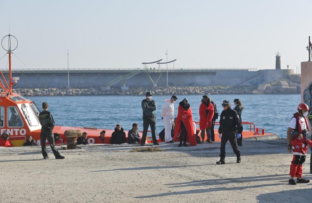 Guardia Civil, Cruz Roja y Salvamento Marítimo han puesto en marcha el protocolo para recepcionar a 24 personas rescatadas en el mar y que ocupaban una patera. 20 hombres y cuatro mujeres