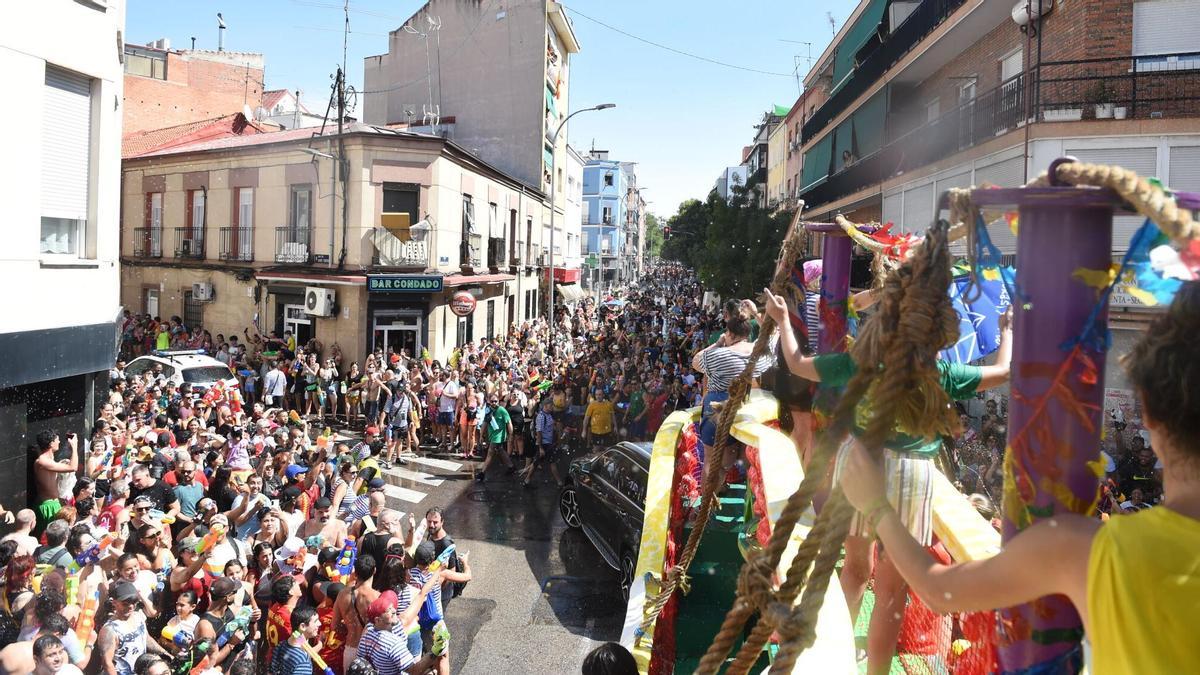 La Batalla Naval vuelve a inundar Vallecas con miles de litros de agua