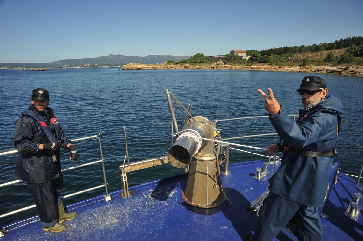 Un operativo de Gardacostas contra el furtivismo, para levantar nasas ilegales en Arousa.