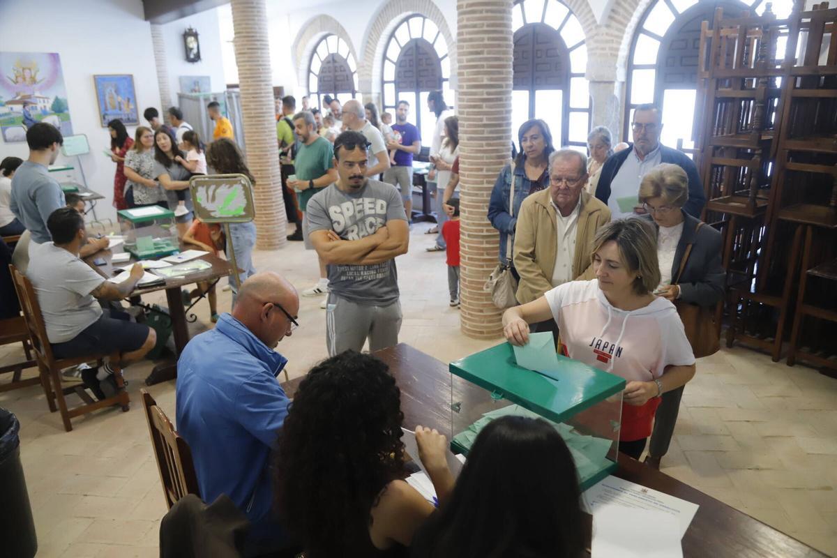 Votaciones en el colegio electoral en Linares. Votaciones en el colegio electoral en Linares.
