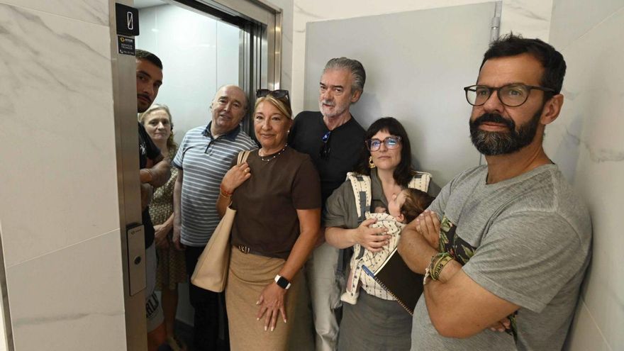 Varios vecinos del 43 de Camelias, a las puertas del ascensor de la discordia.