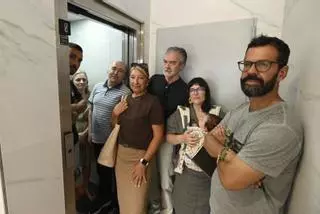 Vecinos de Camelias se quedan atrapados todas las semanas en un ascensor recién instalado