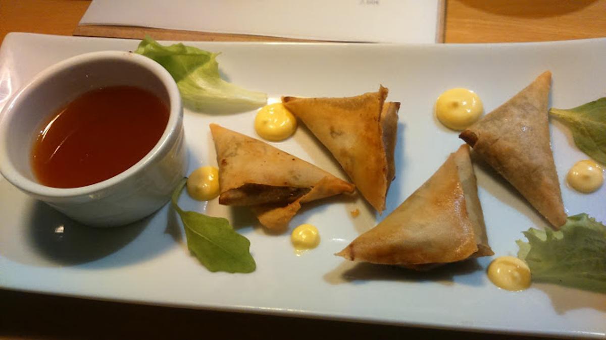 Samosas de curry, uno de los platos asiáticos de Casa Rafel