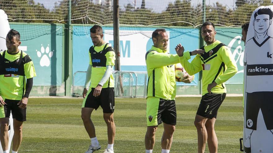 Varios jugadores del Elche durante un entrenamiento